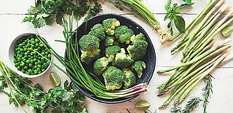 Chlorophyll as an odour inhibitor