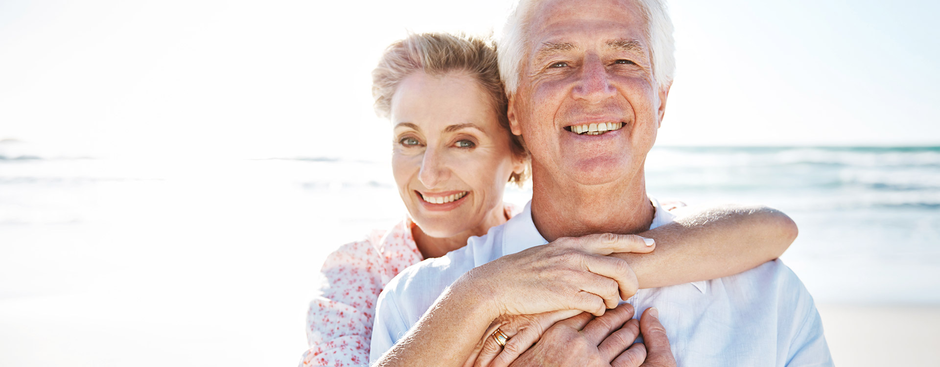 Paar umarmt sich am Strand | Protefix